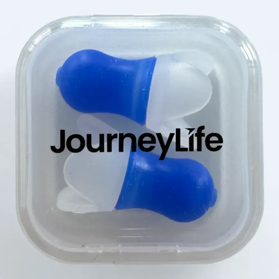Et par blå og gennemsigtige silikoneørepropper i en klar æske med Journeylife-logo
